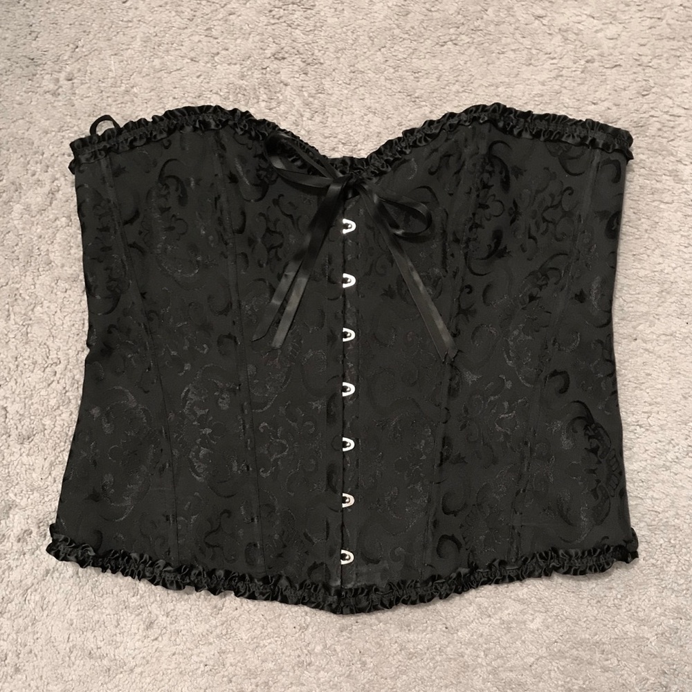 💕2/$22💕 Corset w/ Black on.Black Brocade pattern